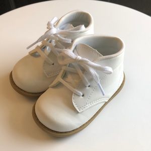 White baby boots size 4w